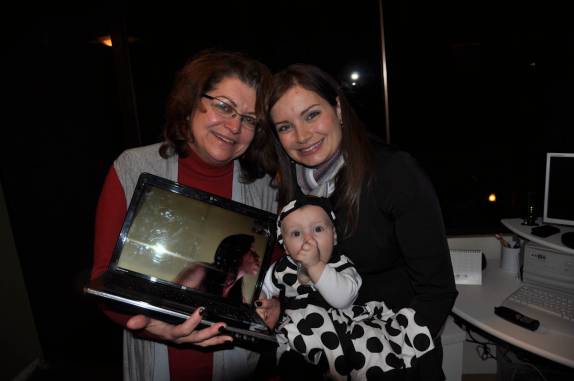 A Ju manda um beijo lá de Londres para a sobrinha, em Curitiba - PR